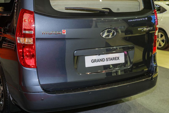 Hãng xe ôtô Hyundai đã nâng phần nắp ca-pô cao hơn đôi chút để giảm tác động tới khách bộ hành trong trường hợp xảy ra va chạm. Trong khi đó ở phía sau không có nhiều thay đổi, đáng chú ý nhất là cụm đèn hậu được chuyển sang đèn LED cùng vị trí gắn biển số được điều chỉnh.