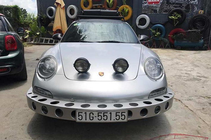 Một số khác cho rằng đây có thể là giải pháp để tránh cho dàn áo của chiếc xe thể thao bị hư hỏng nếu có bị chiếc xe nào va chạm từ phía sau, hay chẳng may chủ nhân tông vào xe phía trước. Tuy nhiên, suy nghĩ này có vẻ hơi quá lo xa cho một đại gia tiền tỷ như ông chủ Trung nguyên.