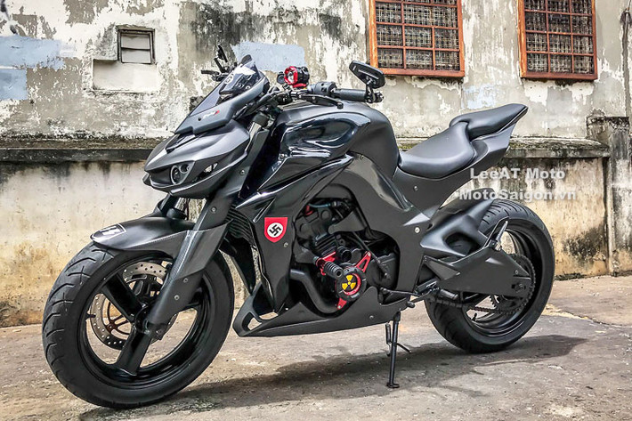 Mẫu xe Honda Hornet 250 độ Z1000 là sản phẩm mới nhất vừa được ra lò bởi xưởng độ LeeAT Moto tại TP HCM, xưởng chuyên độ body môtô phân khối lớn được đông đảo giới yêu xe tại Việt Nam biết đến như: Ducati 899 Panigale, Honda CBR1000RR, Ninja H2, StreetFighter…