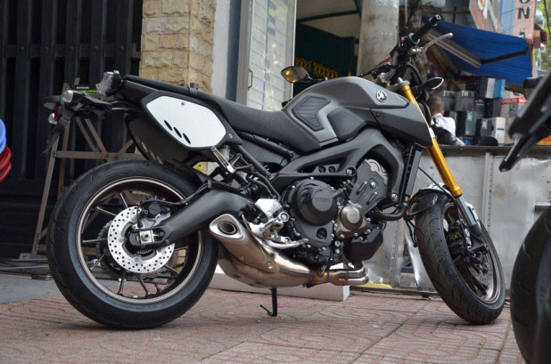 Yamaha MT-09 có tới 4 phiên bản: tiêu chuẩn, Tracker, Street Rally và Sport Tracker. Trong đó phiên bản Sport Tracker tỏ ra khá hiền lành dù cùng sở hữu khối động cơ 900cc ấn tượng.