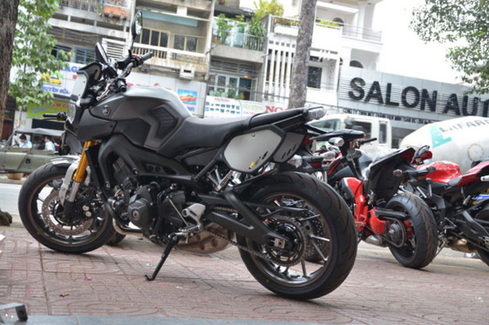 Tại thị trường châu Âu, Yamaha MT-09 Sport tracker có giá khởi điểm 8.690 Euro, tương đương 11.770 USD. Tuy nhiên, khi về đến Việt Nam giá xe sẽ bị đội lên đến 400 triệu đồng.