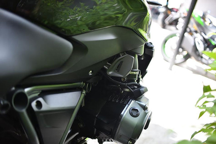 BMW R1200R sở hữu động cơ boxer 1.170 cc làm mát bằng chất lỏng. Nó đã từng được sử dụng trên dòng siêu môtô đa địa hình ăn khách - BMW R1200GS. Động cơ cho sức mạnh lên tới 125 mã lực tại 7.750 vòng/phút và 125 Nm tại 6.500 vòng/phút.