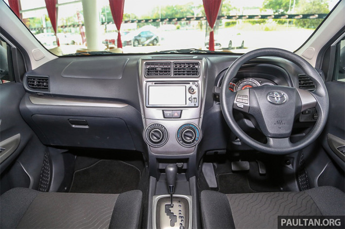Là mẫu MPV giá rẻ nên khoang nội thất của Toyota Avanza chỉ được trang bị những tiện nghi “đủ dùng”: vô-lăng ba chấu tích hợp các nút bấm, Bảng điều khiển trung tâm với hệ thống thông tin giải trí 2-DIN đi kèm màn hình cảm ứng 7 inch, kết nối Bluetooth và điện thoại thông minh.
