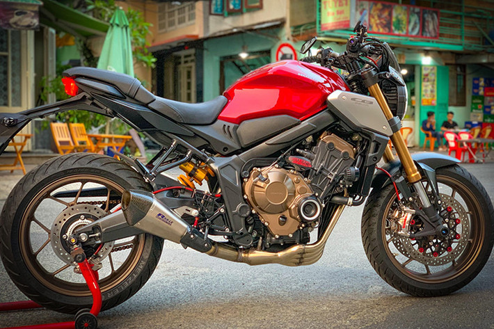 Honda CB650R là phiên bản nâng cấp toàn diện của CB650F. CB650R có thiết kế thừa hưởng từ đàn anh CB1000R cùng khối động cơ 4 xy-lanh đồ sộ. Theo ước tính, loạt phụ kiện trên bản độ này có tổng giá trị hơn 100 triệu đồng. Hiện tại, giá xe Honda CB650R đang được phân phối tại Việt Nam từ 246 triệu đồng.