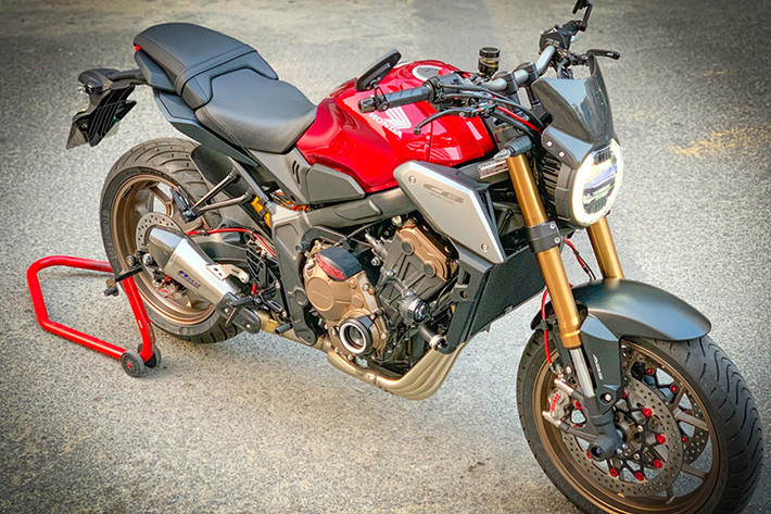 Vừa xuất hiện tại thị trường Việt Nam hồi đầu tháng 3/20919, mẫu xe môtô Honda CB650R đã được chủ nhân mua về và trang bị loạt phụ kiện đắt giá. Hiện tại, chưa xuất hiện nhiều bản độ của mẫu nakedbike này, một phần do số lượng xe còn khan hiếm, một phần do đây là mẫu xe mới, các workshop khá ngại trong việc thi công.