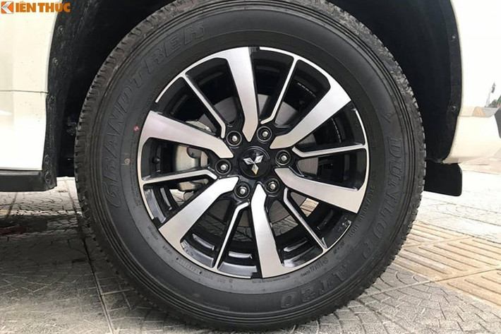 Là phiên bản giá rẻ nên các trang bị có mặt trên Mitsubishi Pajero Sport máy dầu sẽ không đầy đủ như các phiên bản máy xăng tung ra trước đó. Về thiết kế ngoại thất, Mitsubishi Pajero Sport 2019 sẽ không có thay đổi nhiều. Xe vẫn được trang bị đèn pha dạng halogen truyền thống, kính chiếu hậu chỉnh/gập điện và tích hợp xi-nhan báo rẽ...