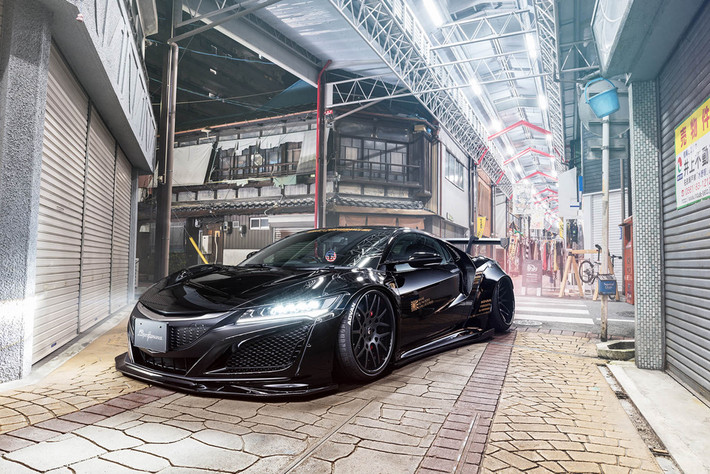 Chiếc Honda NSX được chụp tại các khu chợ cá Tsukiji nổi tiếng tại Tokyo. Mẫu xe thể thao hybrid có vẻ ngoài giống với Honda Super GT tham gia tại các giải đua xe vô địch quốc gia.
