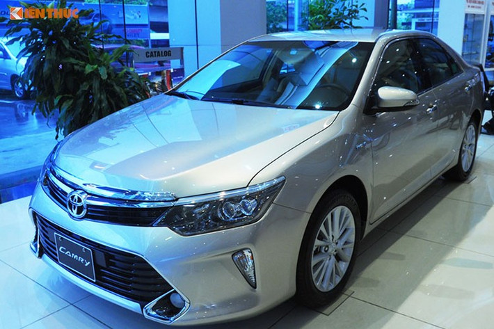 Cũng trong danh sách công bố giá mới, mẫu Toyota Camry vẫn giữ giá cũ đã nêu trong tháng 10 vừa qua vì đây là phiên bản nâng cấp mới ra mắt. Cụ thể tại một số đại lý chính hãng tại Việt Nam, Toyota Camry tại đây hiện đang được bán với mức giá từ 967 triệu đồng đến 1,272 tỷ đồng.
