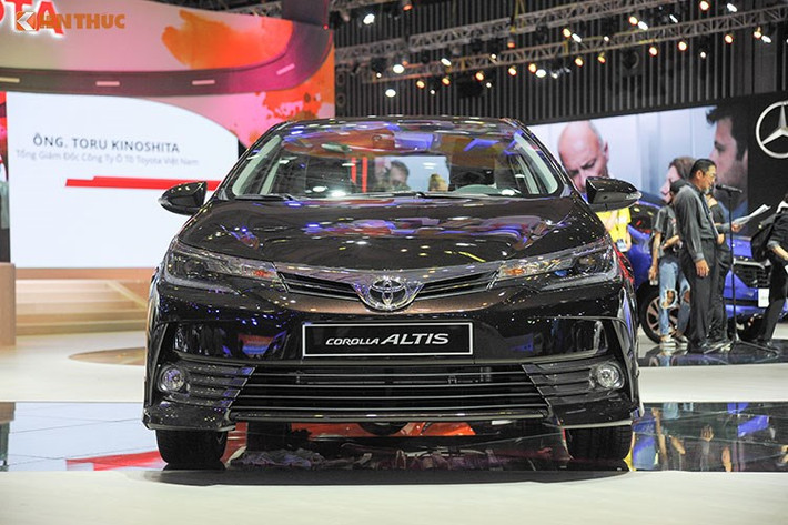 Mẫu xe có mức giảm vừa phải là Toyota Corolla Altis mới, mẫu xe này có mức giảm từ 24 đến 31 triệu đồng. Như vậy, với mức giá mới được áp dụng là 753 triệu đồng, phiên bản 1.8CVT của Altis đã rẻ hơn đối thủ trực tiếp Mazda3 2.0 tại thị trường ôtô Việt (giá 760 triệu đồng).