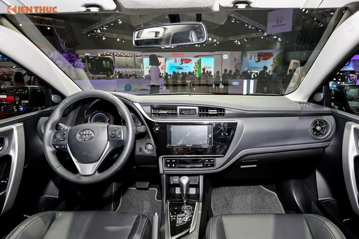 Ở bên trong nội thất, Corolla Altis 2017 đã được Toyota thay bảng táp-lô mới, với khác biệt rõ nhất là các khe gió hình tròn ở hai bên. Bảng đồng hồ Optitron của xe cũng được sửa đổi lại, trong khi nằm giữa bảng điều khiển trung tâm là hệ thống thông tin giải trí T-Connect với màn hình cảm ứng 7 inch tích hợp nhiều tính năng hiện đại.