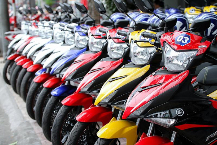 Tại thị trường Việt Nam mẫu xe côn tay cỡ nhỏ Exciter 150 đang được Yamaha motor Việt Nam bán ra từ 45 đến 47 triệu đồng tuỳ vào từng phiên bản. Mẫu côn tay thể thao này đang là lựa chọn hàng đầu của giới trẻ cùng với đối thủ mới xuất hiện trên thị trường Việt là Honda Winner 150.