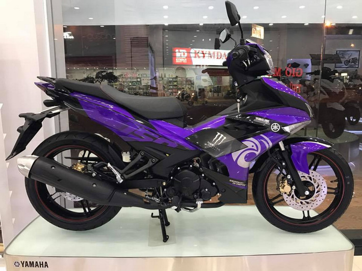 Bộ sưu tập những mẫu xe Exciter 150 tại đại lý Yamaha miền Tây được làm mới với lớp sơn bên ngoài khác lạ so với mẫu nguyên bản. Ngoài lớp sơn mới được thiết kế dạng tem đấu khá độc đáo này, các chi tiết còn lại của chiếc xe côn tay Exciter vẫn được giữ nguyên không thay đổi.