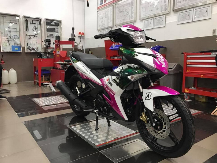 Một đại lý Yamaha Town ở khu vực Miền Tây khiến nhiều người đam mê xe tay côn cỡ nhỏ thích thú khi trình làng phiên bản Yamaha Exciter 150 với màu sơn độc đáo. Chiêu thức độc đáo này đã khá hút khách và thu hút một số đông các bạn trẻ chia sẻ trên mạng xã hội.