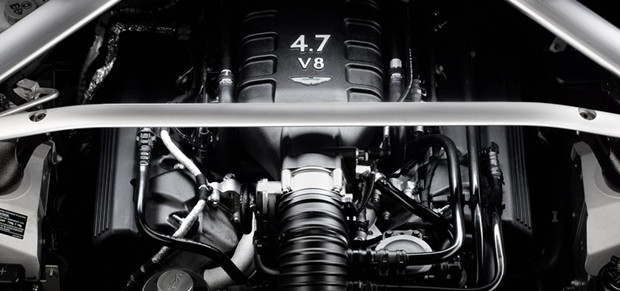 Cả hai phiên bản đều được trang bị động cơ 4,7 lít V8 nhưng sức mạnh động cơ đã được nâng cấp cho công suất 436 mã lực tại vòng tua 7.300 vòng/phút.