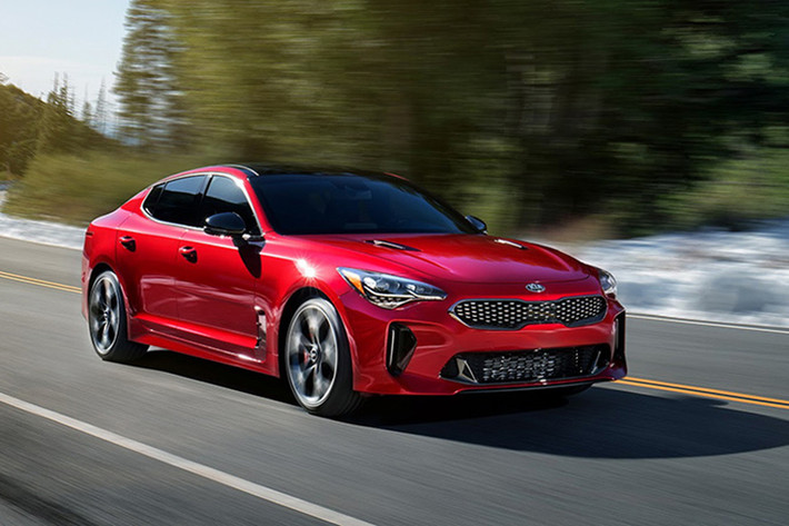 Kia Stinger 2018 được nhiều chuyên gia đánh giá khá cao ở cảm giác lái và hiệu suất mạnh mẽ. Hãng xe Hàn cho biết Stinger 2018 có thể tăng tốc từ 0-100km/h chỉ trong 6 giây với động cơ 2.0 L và trong 4,8 giây với động cơ V6 3.3 L. Cả 2 động cơ trên đều đi cùng hộp số tự động 8 cấp.