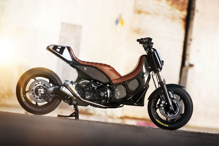 Mẫu xe ga Yamaha T-max 530 được chọn trong chiến dịch này. Chiếc xe ga này thuộc dòng Maxi Scooter được phân phối ở thị trường Châu Âu. Qua tay của các nghệ nhân thì nó đã hoàn toàn lột xác trông không kém cạnh so với những chiếc Tracker và có phần hầm hố hơn.