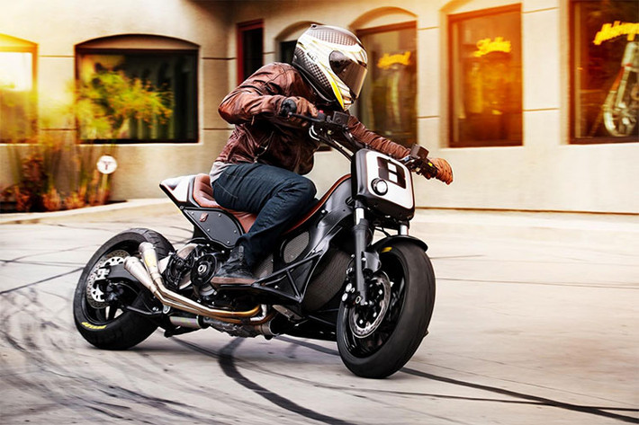 Trên đường thử, bản độ Yamaha T-Max 530 thể hiện thể hiện khá tốt khi cho sự linh động và khả năng vào cua không kém cạnh những chiếc xe côn tay thể thao phân khối lớn đình đám hiện nay.