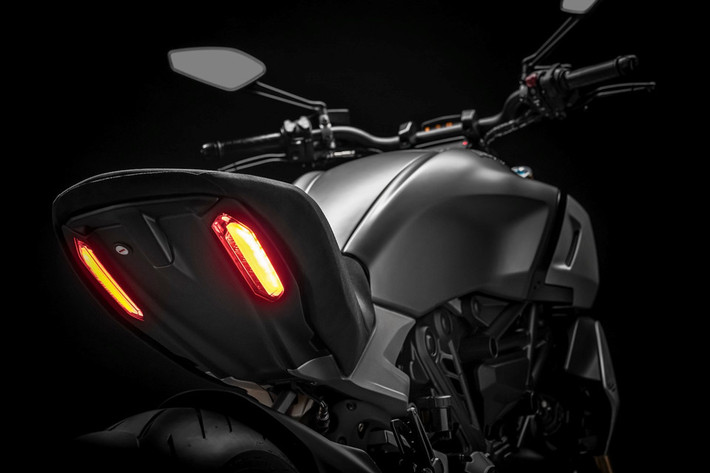 Xe được cung cấp với màu xám Sandstone Grey - đen và màu đen - khung sơn đỏ cho bản S. Mức giá Ducati Diavel 1260 và thời điểm phân phối hiện vẫn chưa được hãng xe máy Ducati công bố chính thức.