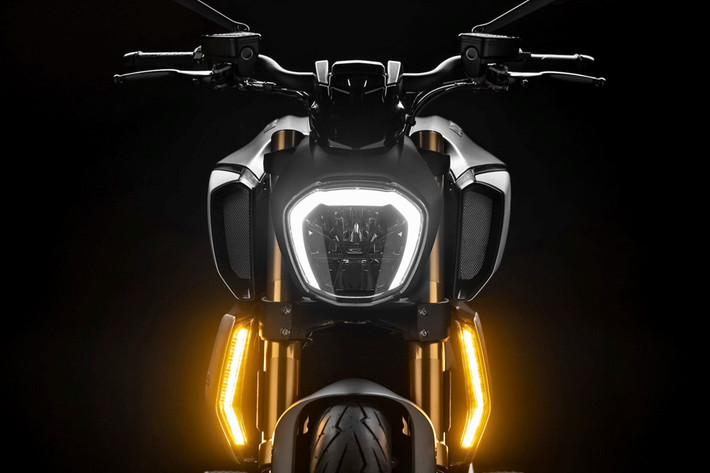 Tổng thể, Ducati Diavel 1260 2019 có thiết kế bị ảnh hưởng khá nhiều từ XDiavel, trở nên góc cạnh và hầm hố hơn thế hệ trước. Các chi tiết chịu ảnh hưởng nhiều nhất bởi XDiavel là cụm đèn chiếu sáng với đèn ban ngày bằng LED, các hốc gió hai bên bình xăng và mỏ cày liền mạch hơn.
