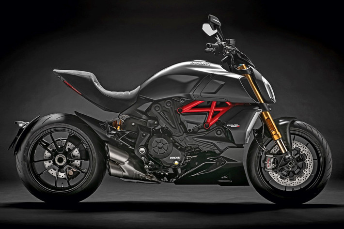 Hệ thống xả thải của Diavel 1260 được thiết kế lại với ống xả nằm gọn dưới gầm xe tương tự XDiavel. Phần cổ ống xả cũng được giấu kín, giúp giảm đi lượng hơi nóng tỏa thẳng ra chân người lái.