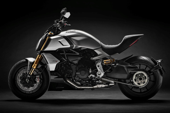 Kể từ khi ra mắt năm 2010, Diavel trở thành mẫu cruiser cơ bắp được ưa chuộng nhờ thiết kế hầm hố những vẫn mang nét hiện đại, khác với vẻ cổ điển thường thấy trên những chiếc classic cruiser. Bước sang thế hệ thứ hai, Diavel vẫn trung thành với ngôn ngữ thiết kế của thế hệ trước, chỉ thay đổi đôi chút về vẻ ngoài, công nghệ và động cơ.