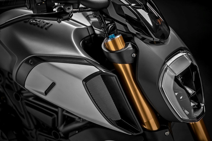 Bên cạnh đó, Diavel 1260 S còn sở hữu hệ thống phanh trước với đĩa phanh Brembo 320 mm đi kèm kẹp phanh Brembo M50 thay vì kẹp phanh Brembo M4.32 trên bản tiêu chuẩn. Cùm phanh trước piston 18 mm trên bản S và 16 mm trên bản tiêu chuẩn. Diavel 1260 S còn sở hữu quickshift 2 chiều.