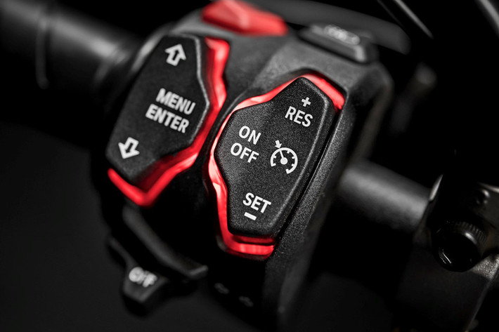 Tương tự những mẫu xe Ducati mới ra mắt, Diavel 1260 cũng được trang bị đầy đủ các hệ thống hỗ trợ điện tử như ABS biến thiên trong cua Bosch Cornering ABS EVO, kiểm soát chống bốc đầu Ducati Wheelie Control, hệ thống kiểm soát lực kéo Ducati Traction Control.