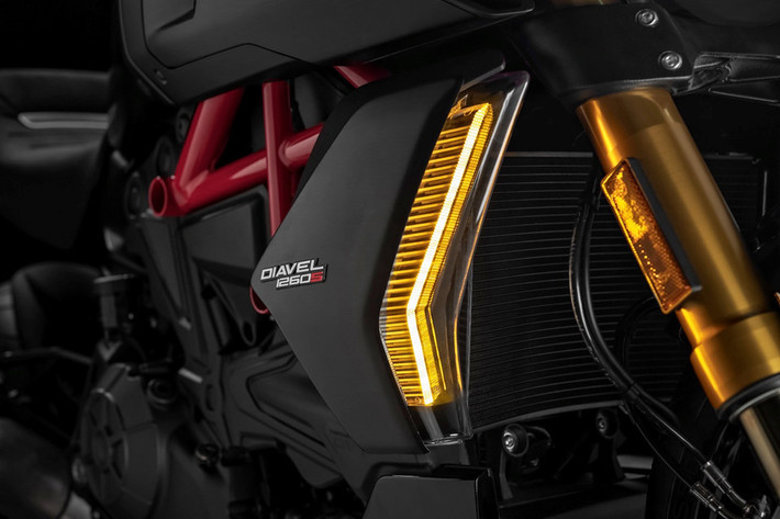 Về động lực, Diavel 1260 được chia sẻ cỗ máy L-Twin Testastretta DVT 1.262 cc từ đàn anh XDiavel. Cỗ máy này sản sinh công suất 159 mã lực tại 9.500 vòng/phút và mô-men xoắn 129 Nm tại 7.500 vòng/phút. Tại thị trường Bắc Mỹ, cỗ máy này cho ra sức mạnh chỉ 157 mã lực tại 9.250 vòng/phút. Sức mạnh được truyền tới bánh xe nhờ xích tải, thay vì dây đai như XDiavel.