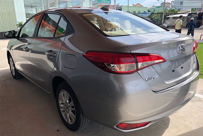 Cụ thể, Toyota Vios E MT giảm giá mạnh nhất 41 triệu đồng, từ 531 xuống còn 490 triệu đồng. Phiên bản Vios G CVT được điều chỉnh giảm ít hơn là 36 triệu đồng, có giá bán mới 570 triệu đồng thay vì 606 triệu đồng như trước đây. Được điều chỉnh ít nhất là Toyota Vios E CVT, có giá bán mới 540 triệu đồng thay vì 569 triệu đồng, giảm 29 triệu.