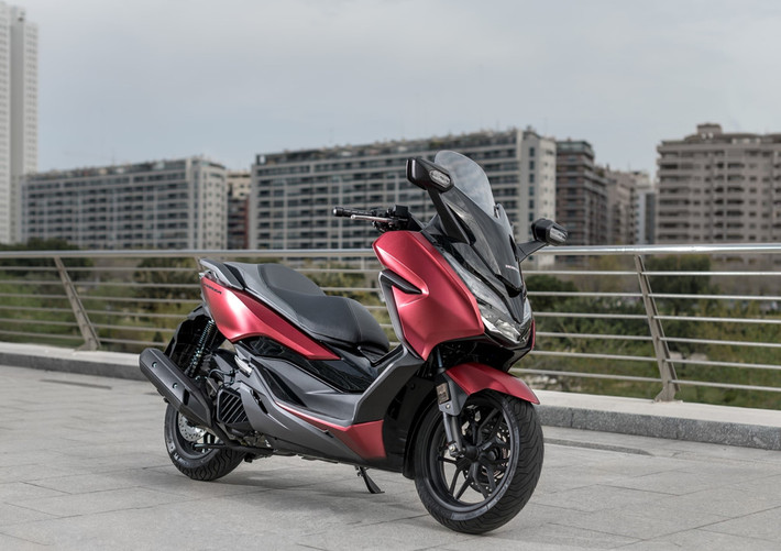 Ba tháng sau khi trình làng chiếc xe tay ga phân khối lớn Honda Forza 300 2018, hãng xe Nhật Bản tiếp tục công bố mẫu xe ''đàn em'' Honda Forza 125 2018 với một số cải tiến về kiểu dáng và công nghệ.