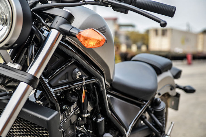 Với lần trở lại này, Rebel sẽ có 2 phiên bản là 300 và 500cc, cả 2 đều sử dụng chung một kết cấu khung và kiểu dáng tương tự nhau, được thiết kế mang hơi hướng bobber. Tại thị trường Việt Nam, hiện Honda chỉ mới phân phối phiên bản Rebel 300 nhằm thăm dò thị trường. Xe có kích thước tổng thể dài 2.190 mm, rộng 820 mm và cao 1 093 mm.