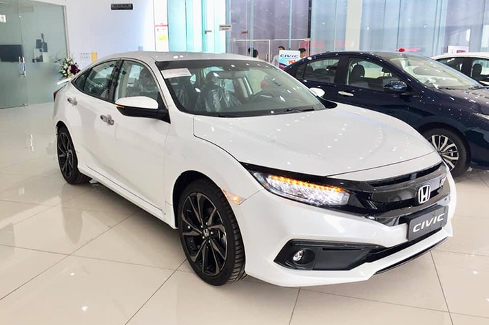 Honda ôtô Việt Nam mới đây đã chính thức công bố mẫu xe Civic 2019 với một số thay đổi, hiện mẫu xe này đã về đến các đại lý ôtô chính hãng. Trong đó, phiên bản gây chú ý nhất chính là Honda Civic RS 2019 mới bởi mức giá bán cao ngất ngưởng, đắt ngang một số mẫu sedan hạng D như Kia Optima hay Mazda6,...