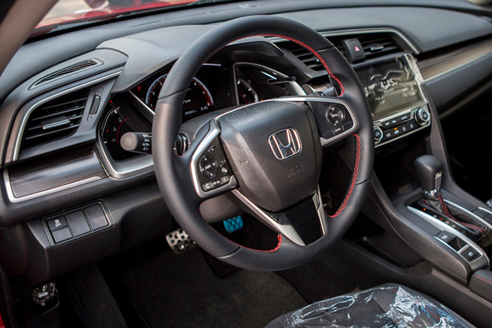 Bên trong nội thất của Civic RS 2019 được bổ sung thêm các đường chỉ đỏ dập nổi tạo cảm giác thể thao hơn. Một số chi tiết đáng chú ý khác như trang trí táp-lô bằng chi tiết kim loại phay xước, sử dụng đồng hồ tốc độ kỹ thuật số, vô lăng bọc da, ốp vô lăng Chrome và ghế bọc da...