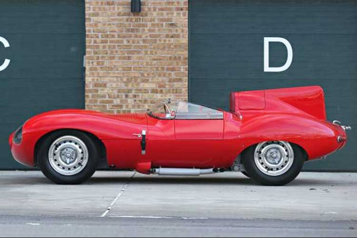Chiếc Jaguar D-Type này mang số khung XKD 518 và là một trong 24 chiếc sản xuất dành riêng cho thị trường quê nhà Anh quốc, xuất xưởng tháng 12/1955. Mặc dù là mẫu xe vô cùng hiếm nhưng chiếc Jaguar D-Type đời 1955 đã phải qua tay khá nhiều chủ.