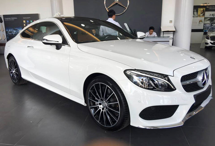 Đối thủ chính của Mercedes C 300 Coupe tại Việt Nam hiện nay là BMW 428i Coupe cũng dùng động cơ I4 2.0L tăng áp công suất 245 mã lực tại 5.000-6.000v/ph, mô-men xoắn cực đại 350Nm tại 1.250-4.800v/ph, hộp số tự động 8 cấp và tăng tốc 0-100km/h mất 5,8 giây.