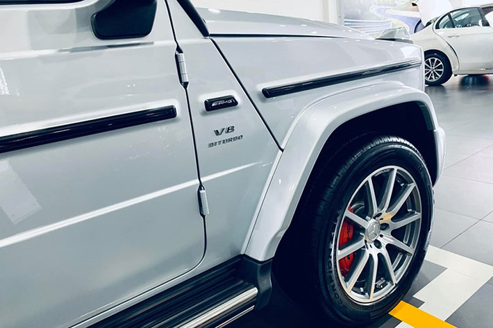 Sức mạnh được truyền tới cả 4 bánh thông qua hộp số tự động AMG Speedshift Plus 9 cấp. Nhờ đó, chiếc SUV hạng sang Mercedes-AMG G63 2019 có thể tăng tốc từ vị trí xuất phát lên 100 km/h trong thời gian 4,5 giây trước khi đạt vận tốc tối đa 220 km/h.