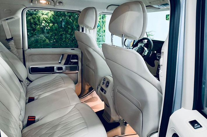 Nằm bên dưới nắp capô của Mercedes-AMG G63 2019 là khối động cơ xăng V8, tăng áp kép, dung tích 4.0 lít mới nhất. Động cơ này tạo ra công suất tối đa 585 mã lực tại tua máy 6.000 vòng/phút và mô-men xoắn cực đại 850 Nm tại dải tua máy 2.500 - 3.500 vòng/phút.