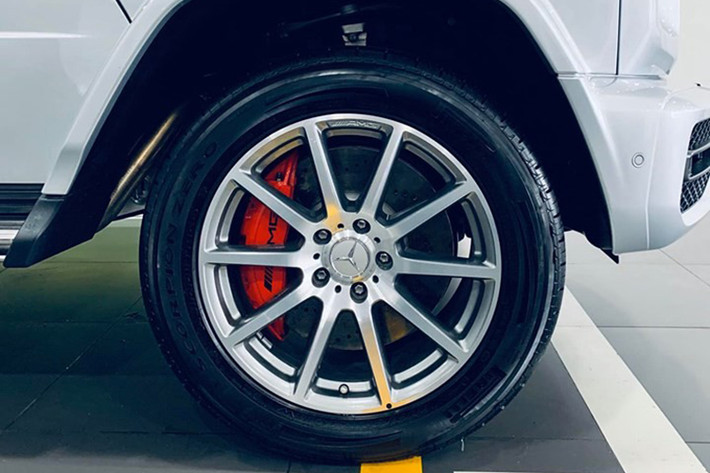 Ngoài sự thay đổi trên, Mercedes-AMG G63 2019 chính hãng vẫn có đèn pha LED và đèn hậu LED thiết kế lại, hốc gió trước cũng được sửa đổi, xe vẫn sử dụng mâm 5 chấu kép sơn màu bạc nguyên bản. Tuy nhiên, dáng vẻ hầm hố của xe không có gì khác biệt. Đây là nét đặc trưng của những dòng xe Mercedes-Benz G-Class.