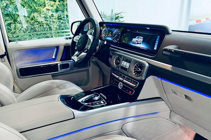 Một cải tiến mới được đánh giá cao trên Mercedes G63 AMG là khoảng để chân hàng ghế sau nay được gia tăng thêm 152 mm so với phiên bản G63 trước đây. Đổi lại khoang hành lý có dung tích giảm đi đôi chút, nhưng dù sao nó vẫn rất rộng rãi nhờ thiết kế bánh dự phòng treo bên ngoài cửa sau.