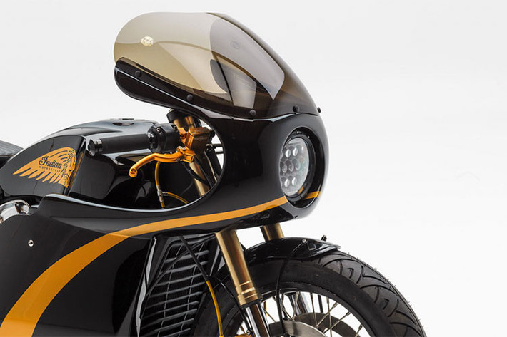 Loại bỏ hoàn toàn hình ảnh bụi bặm, cool ngầu của mình, Indian Scout Bobber được lột xác hoàn toàn thành một chiếc xe thể thao cổ điển đậm chất Cafe Racer với những đường cong duyên dáng. Đi kèm là bộ màu đen vàng bí ẩn, nhưng truyền thống của nó vẫn ẩn hiện trên dàn áo.