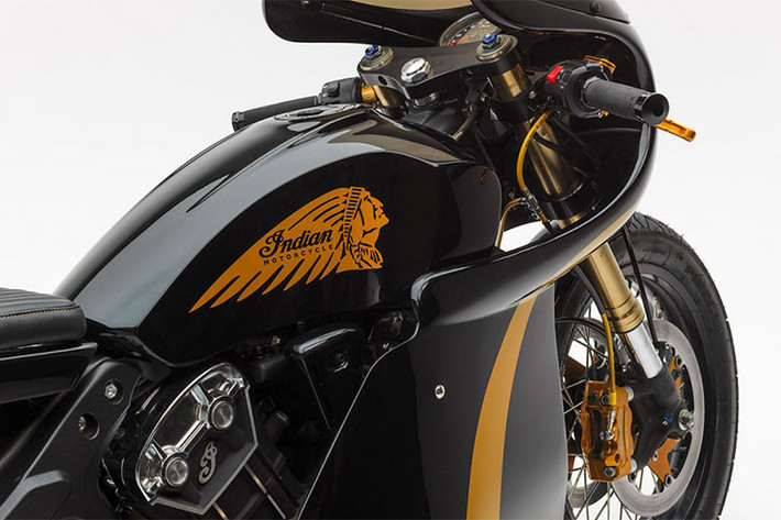 Ở dàn đầu, một bộ fairing Cafe Racer nổi bật với kính gió lớn, đèn pha LED tròn đặt chính giữa đầy tính nghệ sĩ. Cùng ở giàn đầu, cặp phuộc USD cùng ghi đông Clip on cho dáng lái thể thao, hạ thấp và tay nắm Avon cải thiện cảm giác cầm lái của chiếc xe.