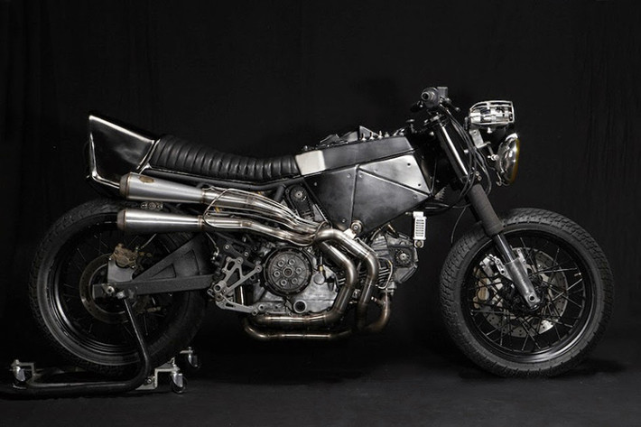 Petardo trong tiếng Tây Ban Nha có nghĩa là pháo. Nguyên mẫu là chiếc Ducati 900SS 1993 đã được hãng độ Tây Ban Nha, El Soliratio thiết kế với những đường nét đậm chất một "chiến binh bước ra từ bóng tối".
