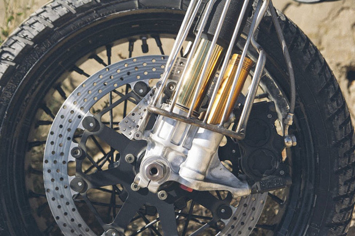 Hệ thống giảm sóc của Ducati 900ss cũng được độ lại hoàn toàn với phái trên bọc cao su, phí dưới bọc một bộ lưới bảo vệ hầm hố.