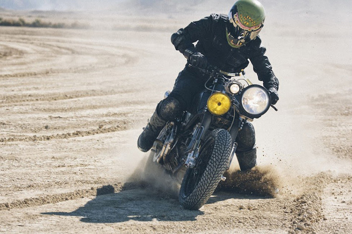 Chiếc Ducati 900ss mang dáng vẻ cơ khí cực kỳ bụi bặm, ngoài phần động cơ được để lộ, xích xe cũng dạng trần. Với cỗ máy 900cc, nó cho người lái trải nghiệm "không phải dạng vừa".