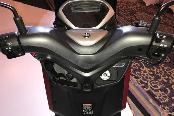 Chiếc xe có tay lái cao và rộng, gợi nhớ về chiếc N-Max 155 rất được ưa chuộng tại Indonesia. Phía trước người lái còn được trang bị hộc đựng đồ, móc treo cùng hệ thống xạc không dây cho các thiết bị di động.