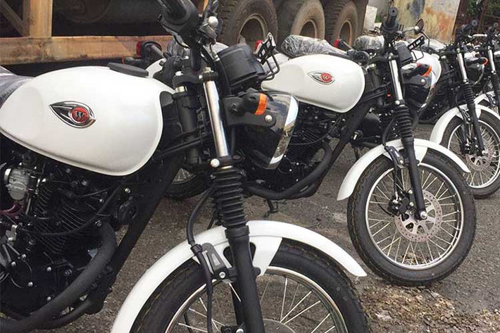 Một trong những chi tiết có vẻ cao cấp nhất trên W175 là logo nổi mạ bóng trên bình xăng, với thiết kế chia sẻ từ các dòng xe môtô W-series cao cấp hơn của hãng xe máy Kawasaki. Trên phiên bản W175SE, bình xăng của xe còn có 2 má cao su chống trượt nằm ở vị trí người lái tì đầu gối.
