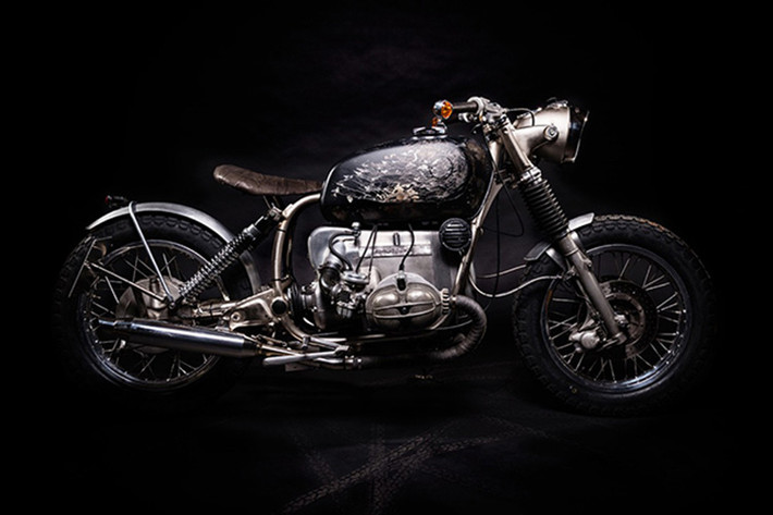 Mặc dù việc độ chiếc xe này có vẻ khá tỉ mỉ, nhưng BMW R80/7 Bobber "Gabriel' chỉ ra đời một cách tình cờ sau một cuộc gặp mặt giữa chủ xưởng độ người Đức và El Solitario Motor Co vì họ cùng nhau muốn tạo ra một sản phẩm khác biệt.