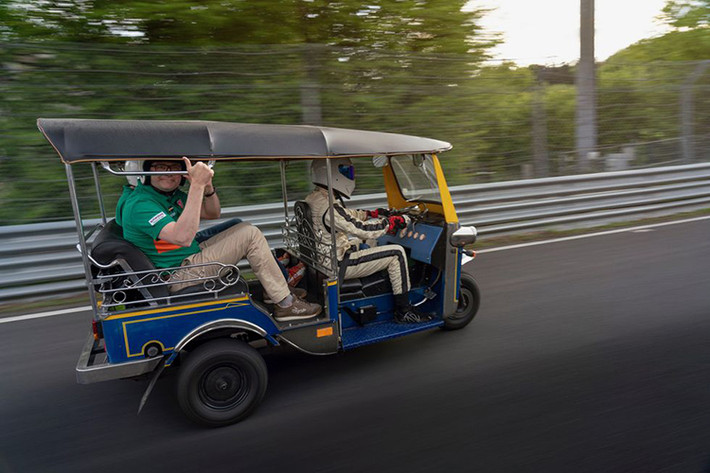 Với ba người trên xe, Tuk tuk đã hoàn thành một vòng trường đua Nurburgring dài 12,9 miles (20,76 km) và chạm vạch đích với thời gian tổng cộng 31 phút 49,46 giây. Đây là một thành tích đáng nể với một chiếc xe thô sơ Tuk tuk. So sánh vui, một chiếc Lamborghini Aventador SVJ có thời gian chạy một vòng trường đua chỉ 6 phút 44.97, tức Tuk-Tuk chậm hơn gấp bốn lần so với siêu xe Ý.