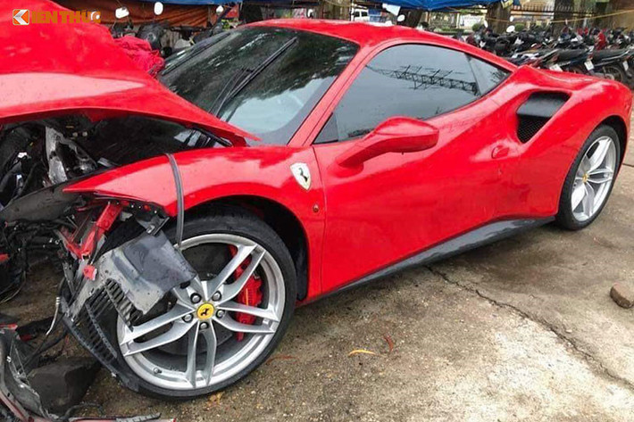 Để có thể mua được các khung chịu lực, dàn áo và nhiều phụ tùng chính hãng từ Ferrari, garage quận 7 sẽ cần phải chứng minh với hãng siêu xe Ý rằng mình đang phục hồi lại 1 siêu xe Ferrari xịn bị tai nạn tại Việt Nam. Lý do là hãng Ferrari sợ bán các khung chịu lực và dàn áo vào tay những người chuyên làm ra những mẫu xe "nhái".