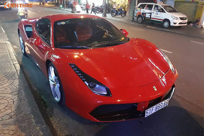 Trong giới nghệ sỹ đam mê và sở hữu siêu xe và siêu xe sang tại Việt Nam - Tuấn Hưng nằm trong top những ca sĩ hiếm hoi tậu siêu xe hàng khủng. Chưa rõ mức giá mà Tuấn Hưng phải chi ra để sở hữu "siêu ngựa Ý" này là bao nhiêu? Tuy nhiên tại thị trường siêu xe Việt, khi đưa về nước giá xe Ferrari 488 GTB khoảng 14 - 16 tỷ đồng.